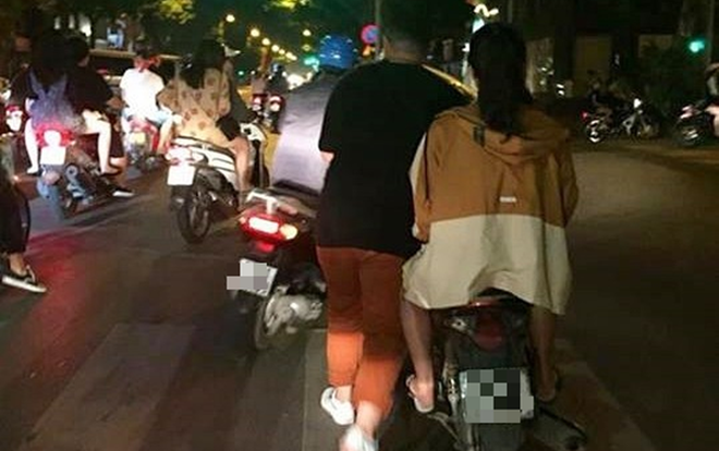 Xôn xao bức ảnh cô gái ngồi ì trên xe máy cho chàng trai hì hục dắt bộ giữa phố