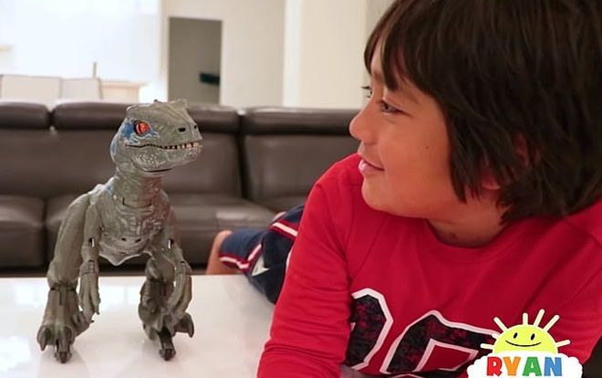 Đam mê đồ chơi, cậu bé 7 tuổi kiếm 22 triệu USD trong một năm