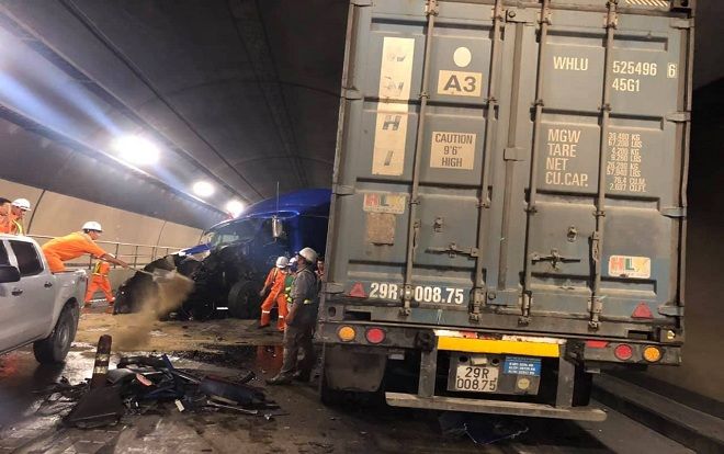 Hai container đối đầu kinh hoàng trong hầm Hải Vân, giao thông tê liệt hàng giờ