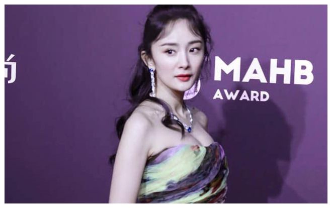 Bị fan ném đá chưa tởn, stylist Dương Mịch lại cho cô nàng mặc đồ như quấn 'áo mưa' tại lễ trao giải