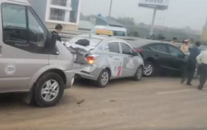 Tránh bùn đất rơi vãi trên đường Võ Nguyên Giáp, nhiều xe ô tô dính tai nạn liên hoàn