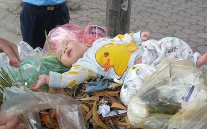 Bé trai kháu khỉnh khoảng 5 tháng tuổi bị người thân bỏ rơi trong thùng rác