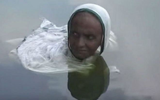 Mắc bệnh lạ, 'nàng tiên cá Ấn Độ' ngâm người cả ngày trong hồ hơn 20 năm