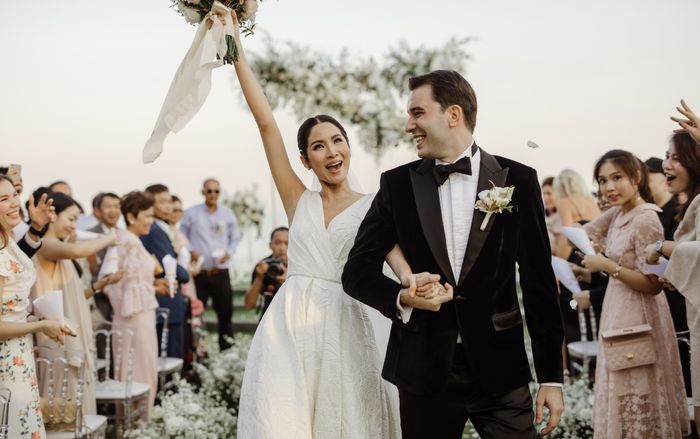 Hoa hậu Hoàn vũ Thái Lan Farung Yuthithum lộng lẫy với váy cưới của Đỗ Mạnh Cường