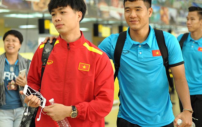 Nhìn những hình ảnh này mới thấy cả đội tuyển Việt Nam 'cuồng nhiệt' đồ Apple đến mức nào