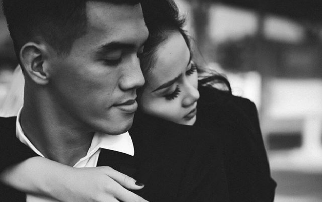 Bạn gái 'vua dội bom ĐTVN' hớn hở khoe cặp vé giá 8 triệu