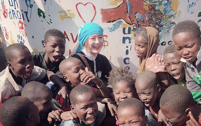 Nữ diễn viên 'Vườn Sao Băng' Goo Hye Sun toả nắng trong chuyến đi tình nguyện đến với các trẻ em ở Châu Phi