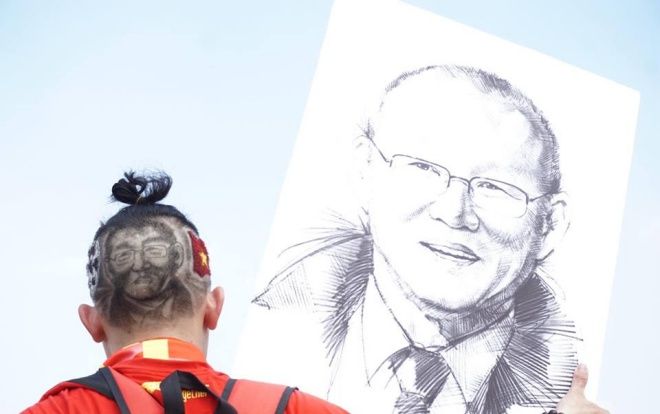 Vượt hơn 1000km, chàng trai 26 tuổi cắt tóc 'chất hết nấc' in hình HLV Park Hang-seo cổ vũ động tuyển Việt Nam