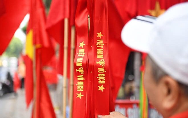 Trước giờ bóng lăn, người dân háo hức rủ nhau đi cổ vũ, cờ đỏ sao vàng tràn ngập phố phường