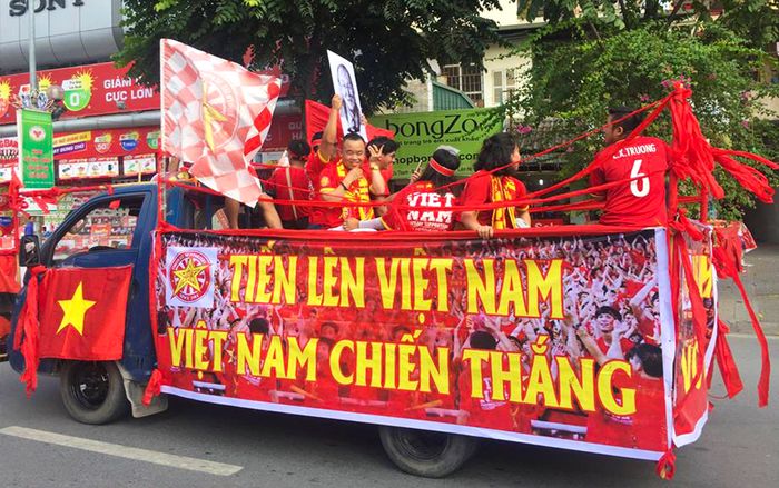 Người hâm mộ Việt Nam 'nhuộm đỏ' nhiều xe ô tô, xe tải độc lạ trước trận bán kết