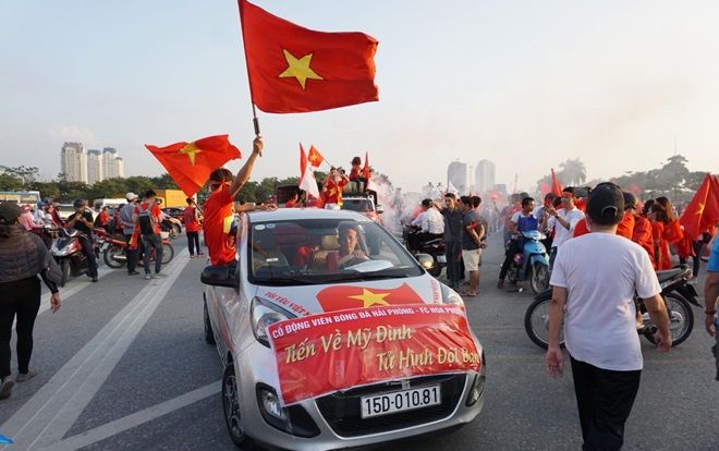 CĐV Hải Phòng khiến nghìn người 'lác mắt' khi lái toàn siêu xe về Mỹ Đình xem trận bán kết Việt Nam gặp Philippines