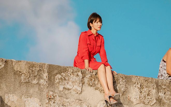 Lại phát sốt vì váy áo - túi xách hàng hiệu 'xịn sò' của Song Hye Kyo trong phim Encounter