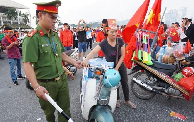 Lực lượng chức năng ra quân 'dẹp loạn' xe bán hàng rong trước cổng SVĐ Mỹ Đình