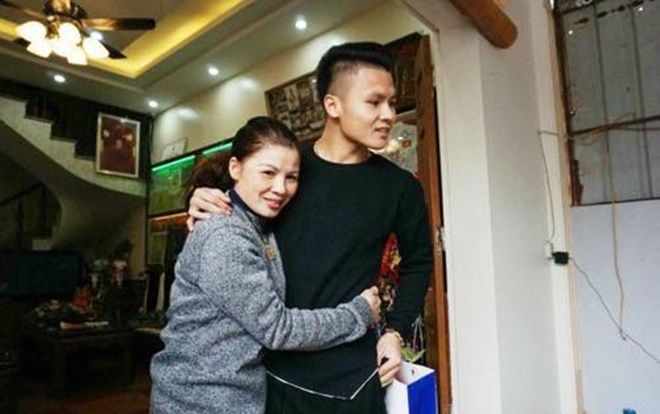 Bữa cơm với những vị khách đặc biệt tại gia đình cầu thủ Quang Hải trước trận lượt về của đội tuyển Việt Nam gặp Philippines