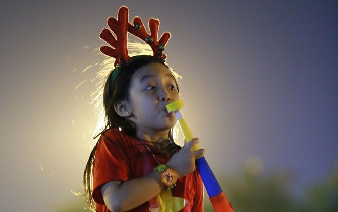 Theo cha mẹ 'tiếp lửa' cho đội tuyển Việt Nam, cổ động viên nhí gây chú ý bởi quá dễ thương