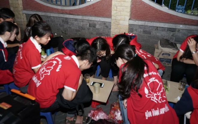 Không cần màn hình Led 'khủng', nhóm bạn sinh viên Đại học Luật vẫn tưng bừng cổ vũ đội tuyển Việt Nam qua màn hình… điện thoại