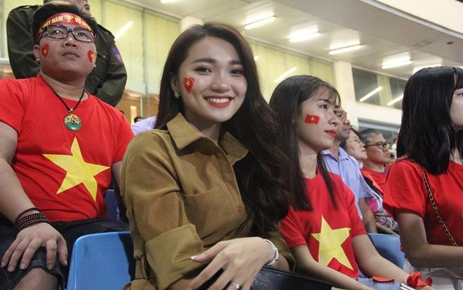 Xuất hiện giản dị trên khán đài, bạn gái tin đồn của Phan Văn Đức vẫn nổi bần bật thu hút sự chú ý