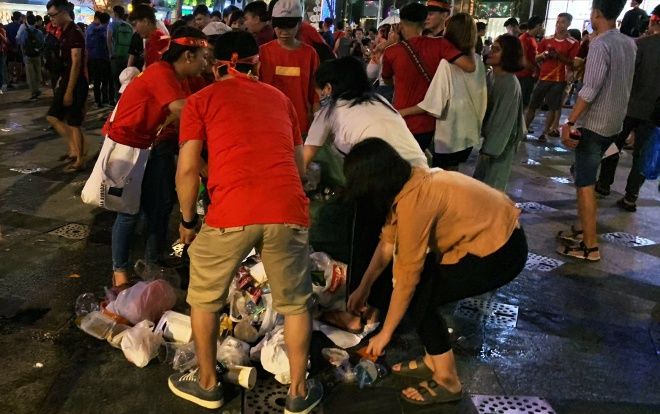 Hành động đẹp nhất đêm nay: Bạn trẻ Sài Gòn nán lại dọn rác Phố đi bộ sau khi đội tuyển Việt Nam vỡ oà chiến thắng