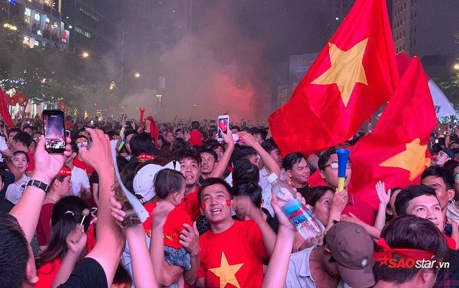 Tuyển Việt Nam hạ gục Philippines, hàng ngàn cổ động viên vỡ òa trong niềm vui chiến thắng