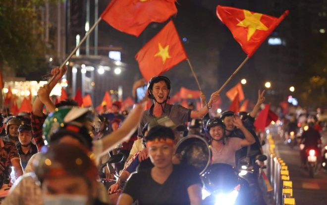 Dòng người tràn xuống đường, kèn hoa pháo sáng và tiếng hò reo ngút trời ăn mừng chiến thắng của tuyển Việt Nam