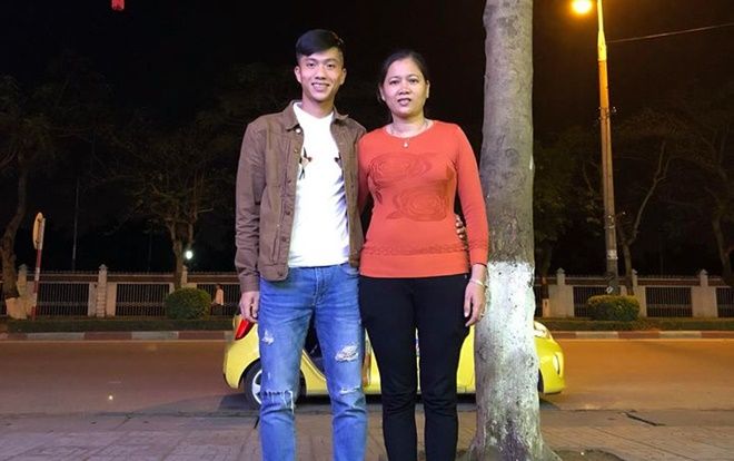 Chuyện cảm động về mẹ Phan Văn Đức: Vượt 330 cây số trong đêm cổ vũ con