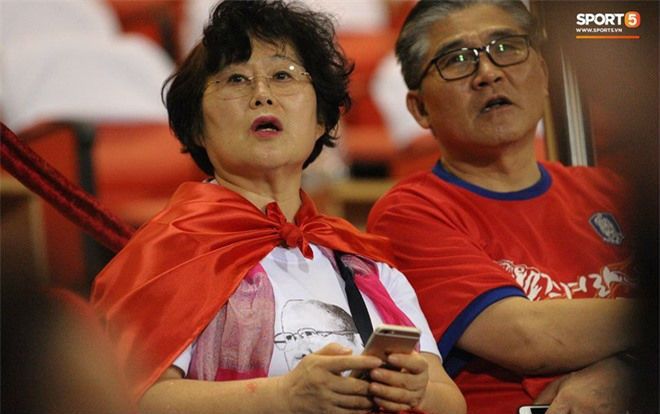 Vợ HLV Park Hang Seo chăm chú theo dõi chồng và các tuyển thủ Việt Nam trên khán đài SVĐ Mỹ Đình trong trận gặp Philippines