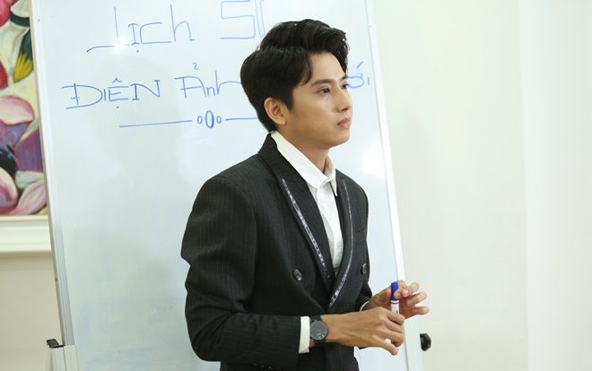 Nghe diễn viên Ngô Kinh Lâm kể chuyện rèn sức khỏe từng ngày để đóng tốt vai thầy giáo trong sitcom 'Hoán đổi thanh xuân'