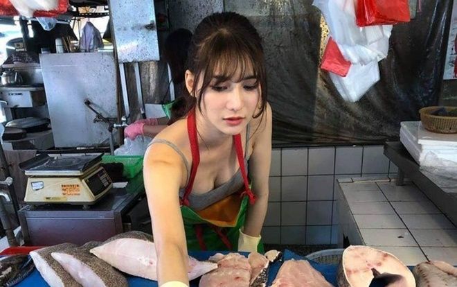 Phụ mẹ bán cá ngoài chợ, cô gái khiến dân tình chao đảo vì quá xinh đẹp