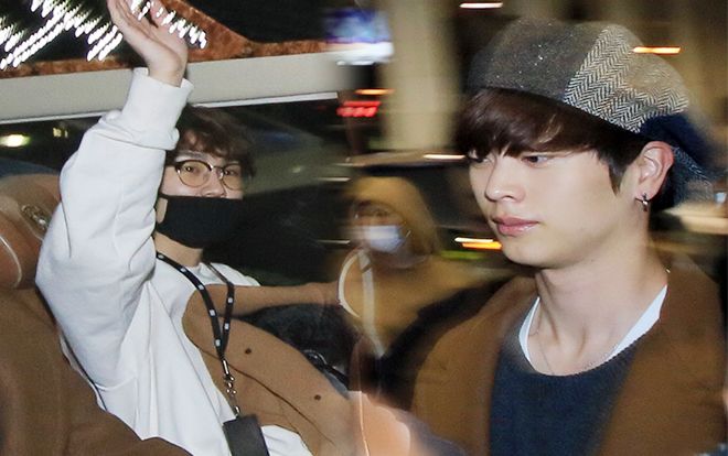 BTOB che kín mặt vẫn gây 'náo loạn' sân bay Nội Bài trong lần đầu tiên đáp xuống Việt Nam