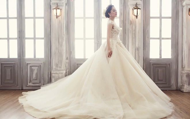 Đăng ảnh Khánh Thi mặc váy cưới, Phan Hiển nịnh vợ ngọt như mật