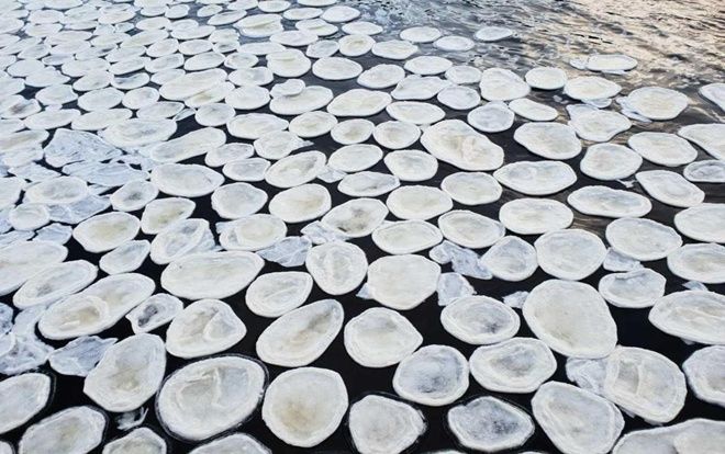 Bí ẩn hiện tượng 'bánh' băng trôi trên dòng sông ở Scotland