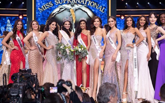 Minh Tú khoe ‘thần thái’ rạng rỡ trong đêm chung kết Miss Supranational 2018… mặc dù đứng cạnh Tân Hoa hậu