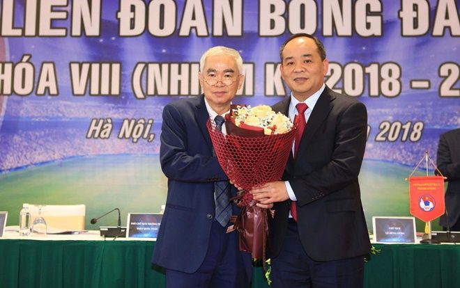VFF khóa VIII: Ông Cấn Văn Nghĩa thay bầu Đức làm phó chủ tịch tài chính