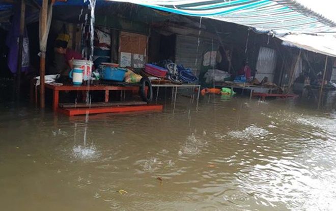 Mưa to liên tục từ đêm đến sáng, hàng trăm ki ốt chợ Vinh chìm trong nước