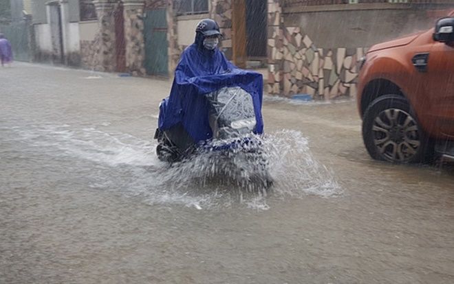 Nghệ An: Thành phố ngập trong biển nước, giao thông tê liệt