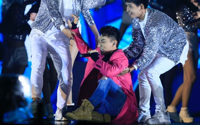 Clip: Sân khấu trơn trượt, fan xót xa vì Isaac có cú ngã quá đau nhưng vẫn mỉm cười và gắng hát tiếp