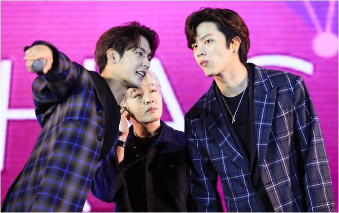 1001 biểu cảm của BTOB cùng 20.000 fan Hà Thành trong đêm nhạc mưa lạnh 14 độ