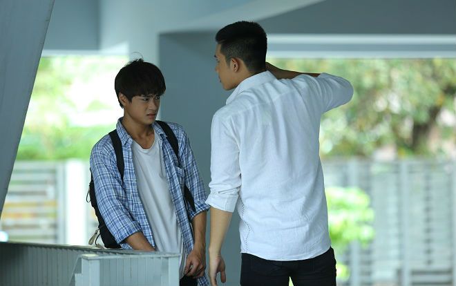 Giải bạc siêu mẫu Xuân Hùng 'lộ' ảnh côn đồ, giơ nắm đấm dọa diễn viên trẻ Kang Phạm trong sitcom Hoán đổi thanh xuân