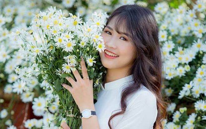 Ngắm 20 nữ sinh đẹp nhất ĐH Kinh doanh Công nghệ khoe sắc dịu dàng với hoa báo đông