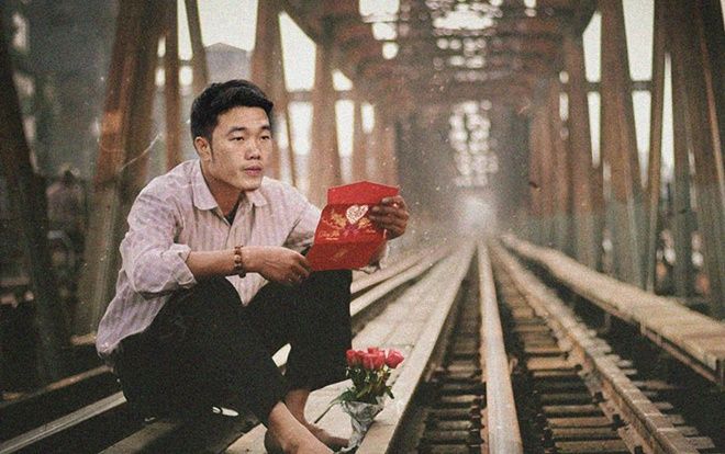 Loạt ảnh chế các tuyển thủ Việt Nam tranh thủ về quê bên vườn chuối, bờ ao tương tư như những 'chàng thơ' gây sốt