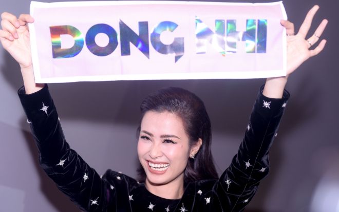 Hot: Cùng Đông Nhi 'đập hộp' 'siêu album' XOX nặng đến… 6 ki-lô-gram!