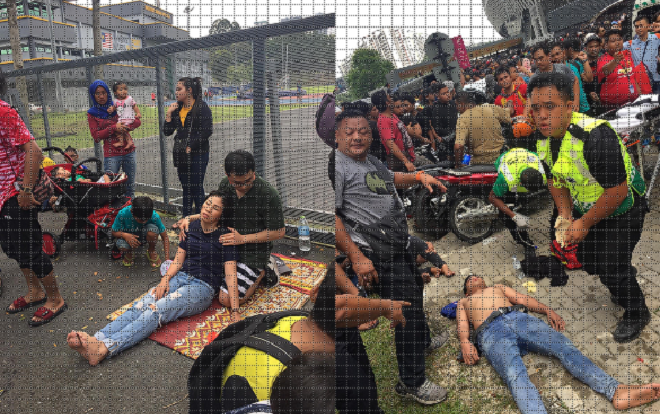 Tranh mua vé chung kết AFF Cup 2018: CĐV Malaysia hỗn loạn như vỡ trận, nhiều người ngất xỉu vì kiệt sức