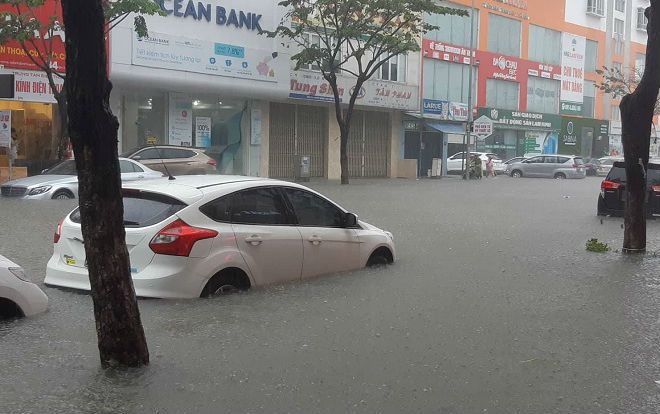 Đà Nẵng ngập nặng sau trận mưa lịch sử, đường phố biến thành sông, nước ngập tận mép giường