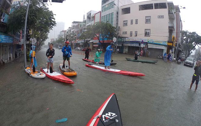 Tranh thủ mưa kéo dài nước ngập sâu, nhóm thanh niên Đà Nẵng kéo nhau ra giữa đường lướt ván đứng gây chú ý