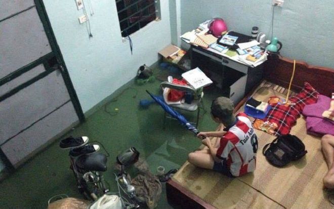 Mưa lớn kéo dài khiến phòng trọ nước ngập nửa phòng, sinh viên Đà Nẵng đồng loạt đăng ảnh chia sẻ nỗi khổ ngày mưa gió