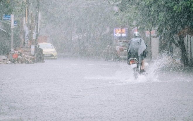 Đà Nẵng hứng chịu hậu quả kinh hoàng của mưa lớn: Sinh viên bỏ túi ngay bí kíp sống sót qua ngày nước ngập nửa phòng trọ
