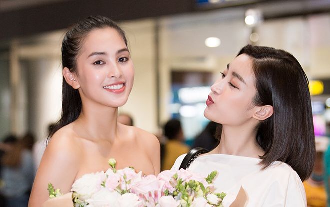 Hoa hậu Đỗ Mỹ Linh váy trắng trẻ trung hôn gió Tiểu Vy ở sân bay