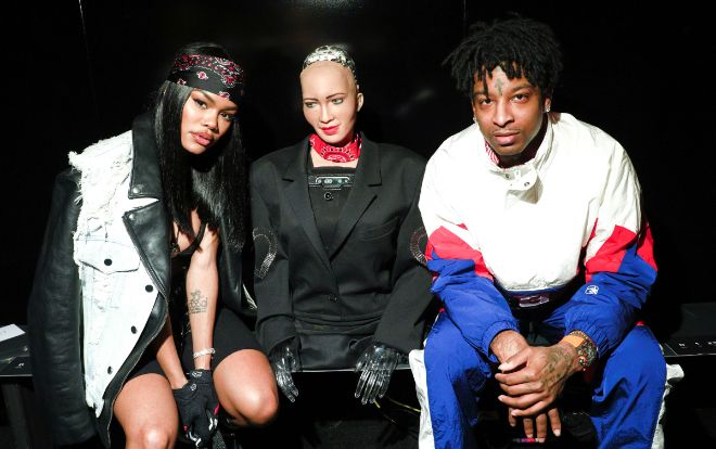 Nữ robot Sophia chễm chệ ngồi hàng ghế đầu cùng các siêu sao thời trang