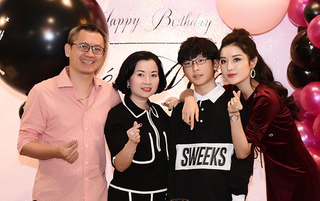 Ngày Huyền My đăng quang, em trai còn bé xíu mà giờ đây đã sắp thành soái ca