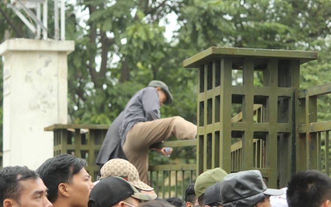 Người hâm mộ chui rào, leo tường vào VFF đòi mua vé trận chung kết Việt Nam gặp Malaysia